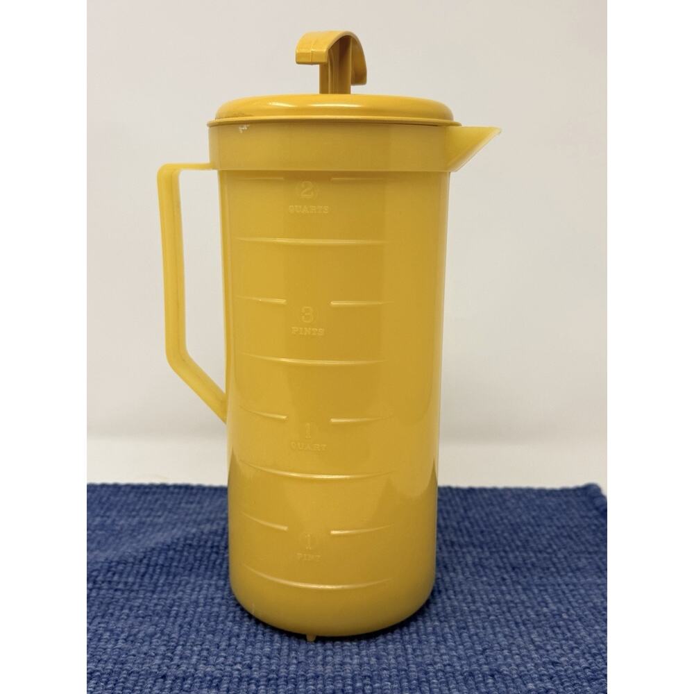 Vintage Federal Housewares Golden Yellow Plastic 2 Quart Juice Pitcher w/Plunger